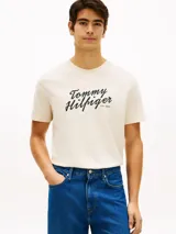 Remera de manga corta Tommy Hilfiger de color blanco, con cuello redondo y logo gráfico script bordado en el pecho.