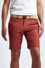 Bermuda tipo chino de gabardina, con cierre de cremallera y botón, bolsillos laterales y traseros, y pasacintos.