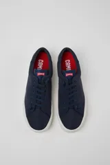 Championes Camper modelo Touring de diseño minimalista, color azul marino con suela de goma blanca. Presentan cierre de cordones al tono y el logo de la marca grabado en el lateral de la suela.