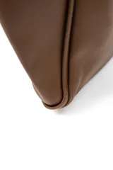 Bolso tipo tote bag color tostado, con doble asa de hombro y diseño estructurado, acompañado de un pequeño neceser con cierre.