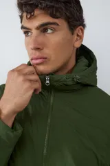 Campera acolchada color verde militar, con capucha integrada, cierre frontal de cremallera y mangas largas. Diseño funcional y versátil para uso diario.