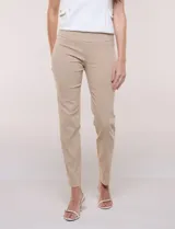 Pantalón pull-on color beige de silueta recta y corte entallado, con nervadura central vertical. Cuenta con cintura ancha de soporte superior, frente limpio y bolsillos posteriores simulados.