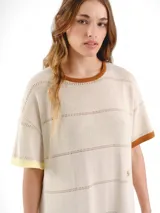 Vestido midi de punto de manga corta con detalles calados y diseño de rayas horizontales tricolor en la parte inferior. Presenta cuello redondo y logo bordado en el pecho.