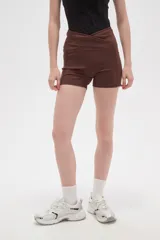 Short deportivo de poliamida color negro, con diseño ajustado al cuerpo y cintura cruzada en V.
