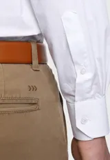 Camisa blanca de corte clásico confeccionada en tejido de algodón premium.