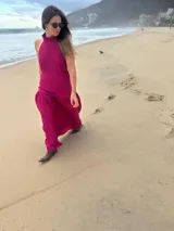 Vestido largo marrón de crepe texturizado, con cuello halter fruncido, diseño holgado y falda larga con vuelo.