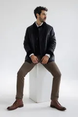 Campera de cuero color marrón claro con cuello de piel sintética color crema.