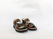 Sandalias de cuero negras con estampado animal print, plataforma y suela track.