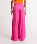 Pantalón modelo pantalona de corte amplio, confeccionado en una mezcla de viscosa y lino. Presenta cintura con botón, cierre de cremallera y bolsillos laterales.