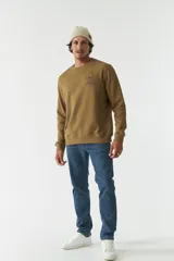 Buzo de felpa color marrón tostado, con cuello redondo, puños y ruedo acanalados. Presenta un diseño estampado pequeño en el pecho y un estampado de mayor tamaño en la espalda.
