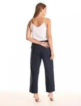 Pantalón de corte wide leg y largo cropped, confeccionado en tejido con micro-pespunte. Presenta cintura ancha estilo pull-on, bolsillos laterales discretos y dobladillo ancho en el ruedo.