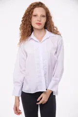 Camisa blanca a rayas verticales, de corte clásico, con cuello camisero y mangas largas con puños abotonados.
