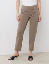 Pantalón de gabardina elastizada color marrón claro, marca Zac & Rachel, de corte recto y pretina ancha pespunteada.