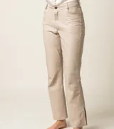 Pantalón de cuero ovino italiano color crema, de corte recto con tajos laterales en el ruedo.