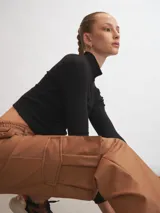 Pantalón cargo de cuero color marrón, con cintura elástica, bolsillos laterales tipo parche con solapa y pespuntes a contratono.