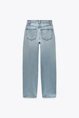 Jeans de tiro alto color negro con efecto lavado, corte mom fit, cinco bolsillos y cierre frontal con cremallera y botón metálico.