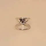 Anillo ancho de plata 925 con diseño geométrico calado.