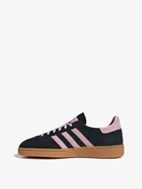 Championes Adidas Handball Spezial, color negro con detalles en rosa y suela de goma color caramelo.