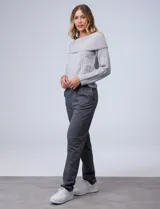 Pantalón jogger color beige de algodón con pretina elastizada.