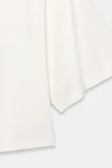 Remera de algodón con cuello redondo y mangas tipo capa, de corte holgado y bajo recto.