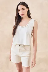 Musculosa blanca de algodón con escote redondo y detalle de lurex dorado en el borde.