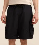 Pantalón cargo negro de corte recto con bolsillos laterales tipo cargo. Presenta cintura elástica con cordón de ajuste y sistema de tiradores en la parte inferior para regular el largo, permitiendo convertirlo en bermuda.