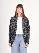 Saco de tejido de punto con diseño estampado animal print en tonos negro y gris, de corte abierto y manga larga.
