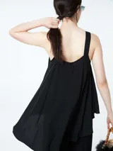 Top negro con breteles anchos y corte holgado.