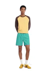 Camiseta cropped fit de manga larga con diseño raglán en combinación de colores marrón y tostado, cuello redondo y bordes rústicos.