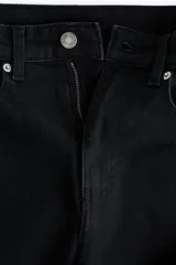 Jean skinny de tiro alto con diseño de cinco bolsillos, confeccionado en denim con leve elasticidad, corte ajustado desde la cintura hasta el bajo.