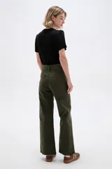 Pantalón jean de corte ancho, tiro alto y diseño recto.