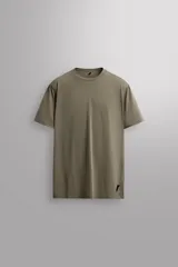 Camiseta de entrenamiento de ajuste regular, color verde oliva, confeccionada en tejido técnico ligero y elástico con estructura. Presenta cuello redondo, manga corta y costuras planas.