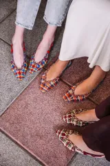 Bailarina destalonada con tejido de algodón trenzado a mano en colores azul, rojo y amarillo. Interior en piel y suela de cuero.