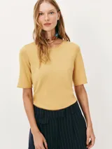 Blusa color verde oliva de tejido de punto, con cuello redondo y mangas cortas. Corte recto.