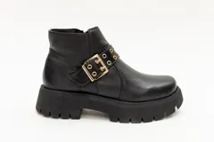 Borcego de cuero negro con plataforma y hebilla dorada decorativa.