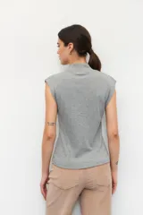 Musculosa blanca de algodón con cuello alto y sisas amplias.