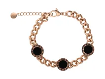 Pulsera de acero con baño de oro rosa, cadena de eslabones y tres dijes circulares con ónix y números romanos alrededor.