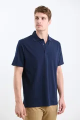 Remera polo de piqué color verde con cuello clásico y tapeta de dos botones.