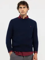 Jersey de hombre cuello redondo, confeccionado en tejido de lana merino, con diseño liso, manga larga y puños acanalados. Presenta logo bordado en el pecho.