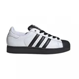 Championes Adidas Superstar de diseño clásico, con exterior de cuero blanco, icónicas tres tiras laterales en negro, puntera de goma reforzada y suela de plataforma en color negro.