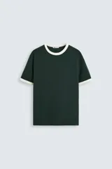 Camiseta de corte regular fit en color verde oscuro, con cuello redondo y bordes de mangas en color crema a contraste.
