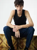 Pantalón de jean azul oscuro, corte slim, tiro medio y confeccionado en denim 100% algodón crudo.