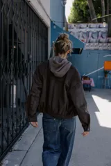 Sudadera de manga larga con capucha ajustable mediante cordones, bolsillo frontal tipo canguro y puños y ruedo en tejido rib.