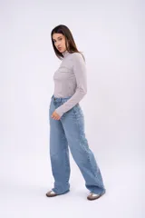 Polera de cuello alto bajo, manga larga, confeccionada en tejido liviano y elástico, con corte ajustado al cuerpo.