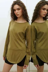 Remera de manga larga estilo raglan, color verde militar, con cuello redondo y dobladillo inferior curvado.