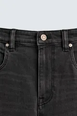 Jeans de hombre, corte skinny y largo cropped, color negro lavado. Presenta cinco bolsillos y cierre frontal con cremallera y botón.