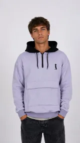 Hoodie de color lila con capucha negra, cierre frontal parcial con cremallera y bolsillo tipo canguro en la parte delantera. Presenta un pequeño bordado negro en el pecho y puños elásticos.