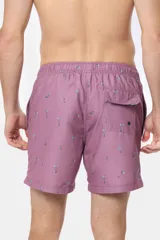 Short de baño color lila con estampado de flamencos, con cintura elástica y cordón ajustable, bolsillos laterales y suspensor de malla fina.