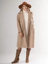 Tapado negro de lana rústica con cinto negro incluido, de corte oversized.