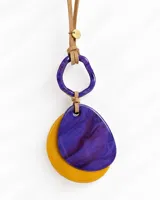 Collar largo con cordón de gamuza marrón, anilla superior violeta y dijes colgantes superpuestos de resina en color amarillo y violeta jaspeado.